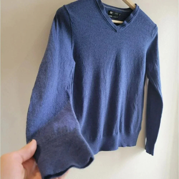 Blue Wool  knit V-neck sweater - Picture 3 of 9